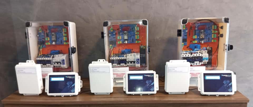 Três unidades do Quadro de Controle Bomba & Cia sobre mesa